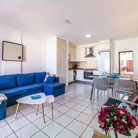 Perla Marina En Rocas Del Mar