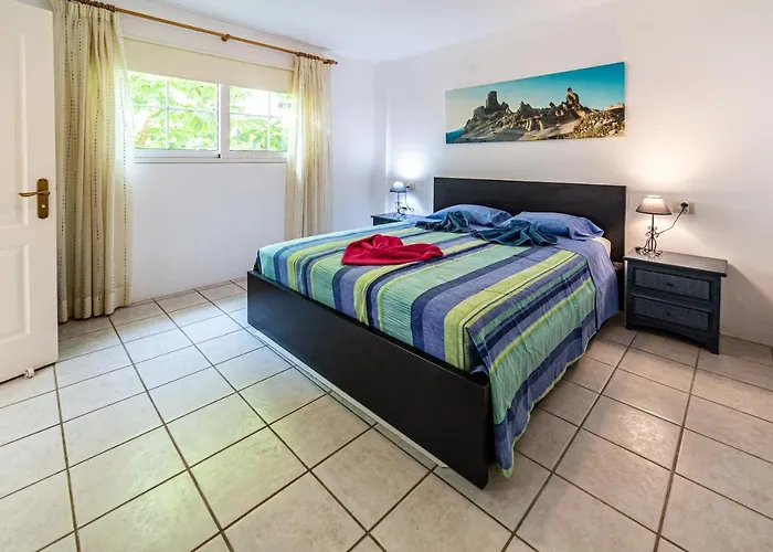 Perla Marina En Rocas Del Mar Arona (Tenerife)